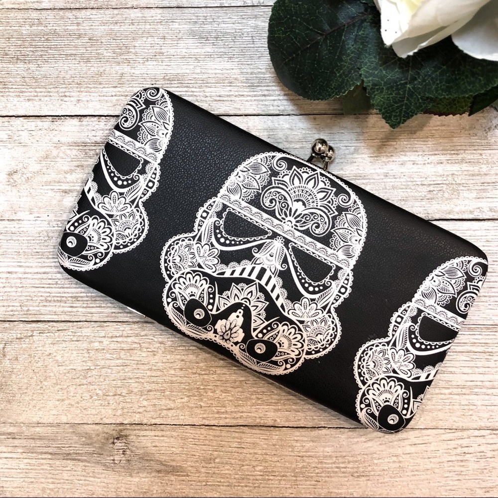 EUC: Loungefly Disney Star Wars Clasp Wallet